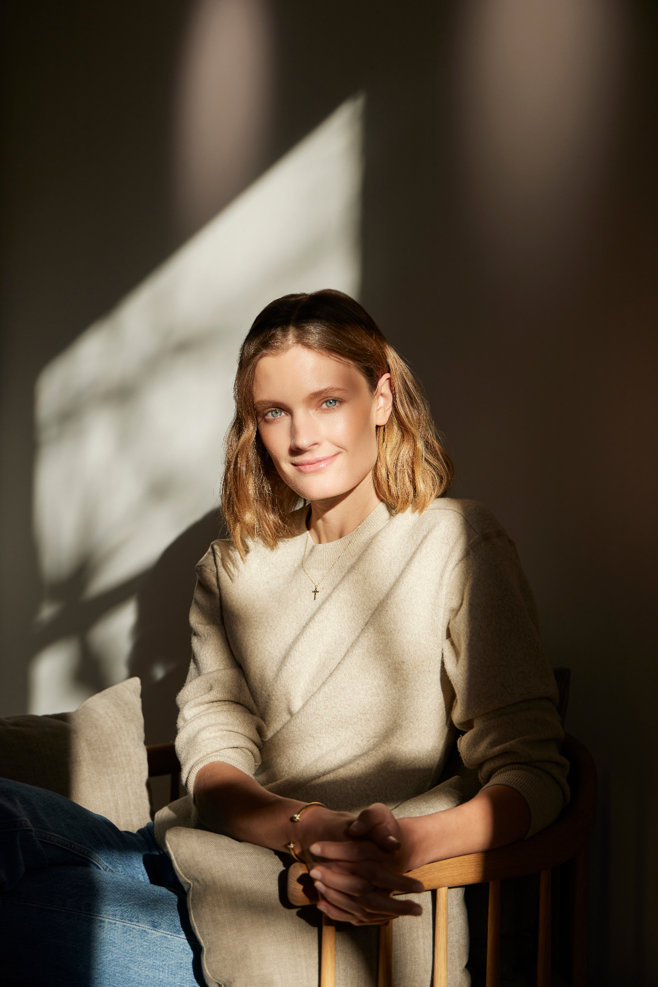 Portrait photo corporate en lumière naturelle extérieur à Paris