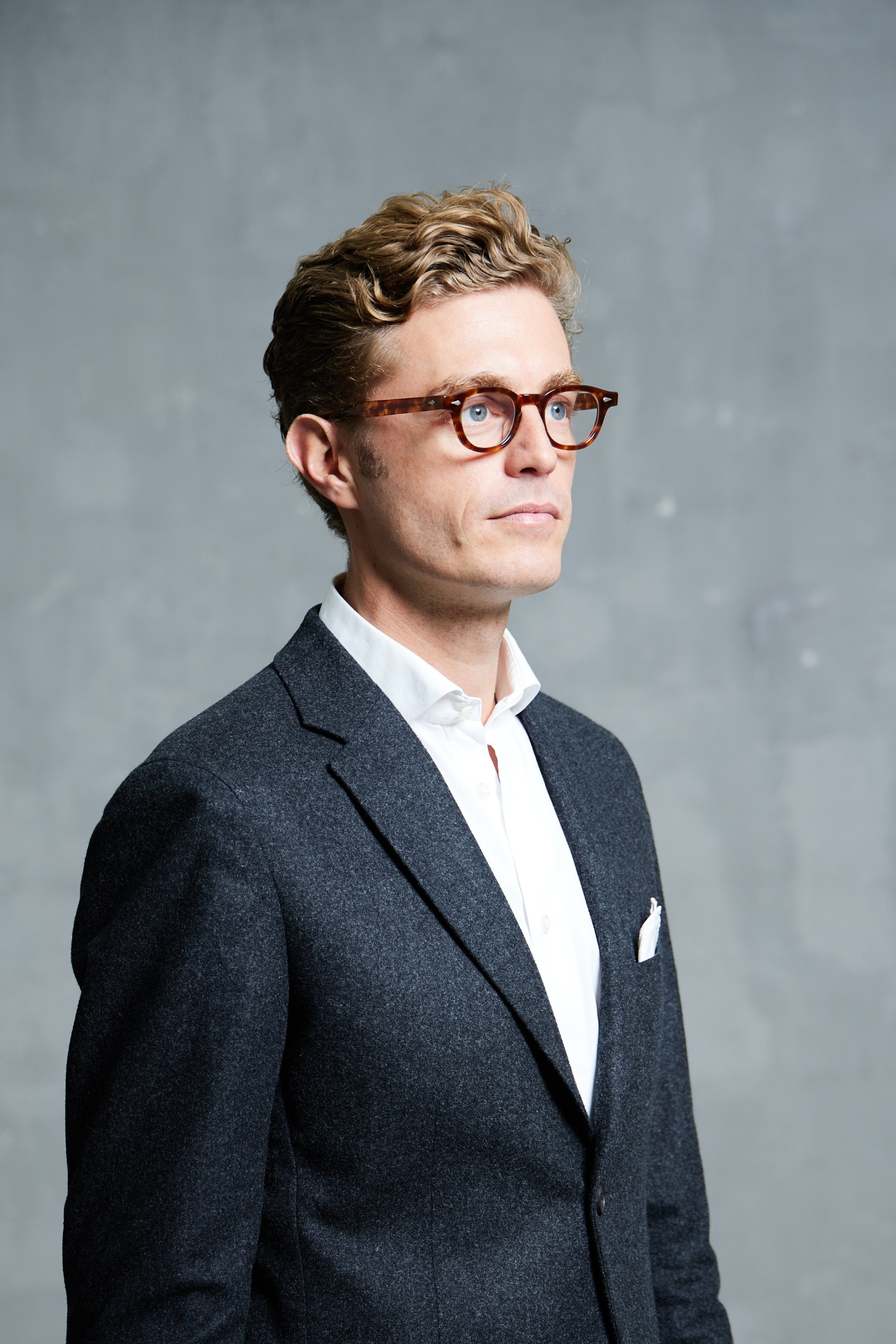 Portrait LinkedIn professionnel en studio à Paris